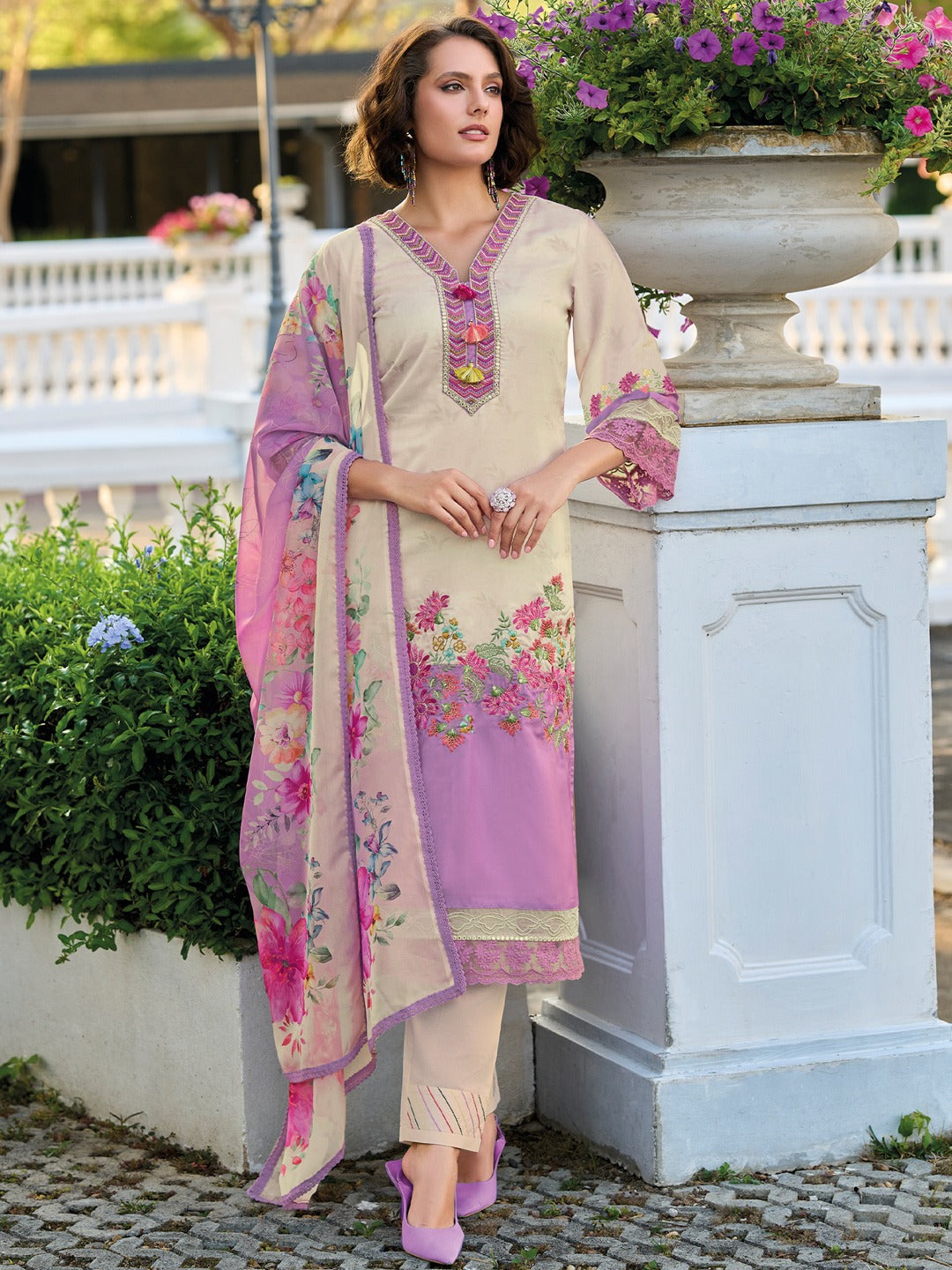 Lavender Embroidered Silk Blend Straight Kurta Sets With Dupatta