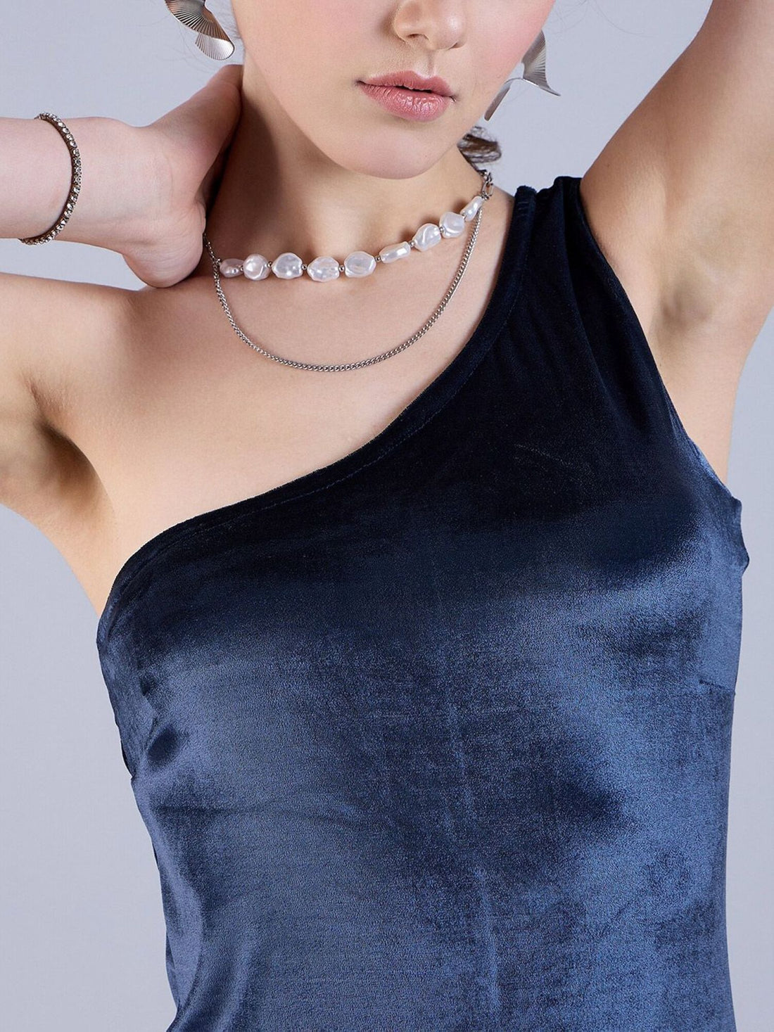 One-shoulder velvet midi dress.